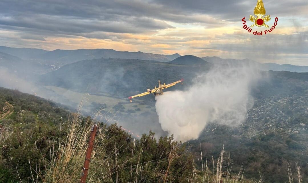 Incendio a Sezze, interviene il Canadair dei Vigili del Fuoco