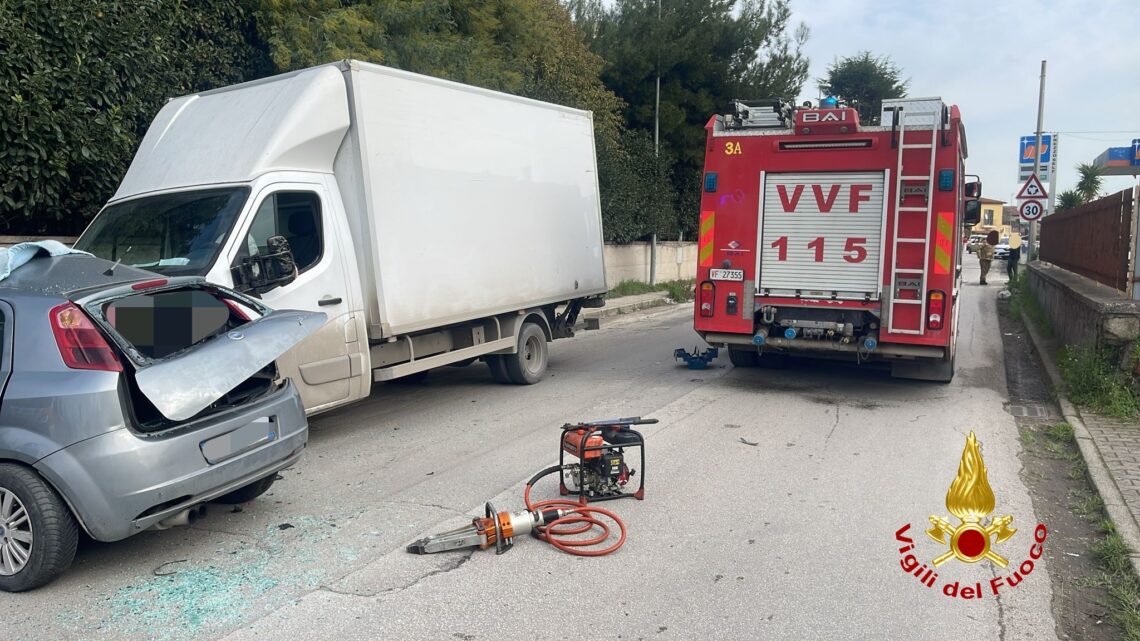 Scontro tra auto e furgone, un morto Scontro tra auto e furgone, un morto