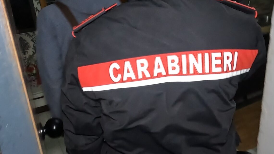 Spara in aria con il fucile minacciando di colpire i vicini alle gambe, arrestato 69enne
