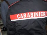 Spara in aria con il fucile minacciando di colpire i vicini alle gambe, arrestato 69enne