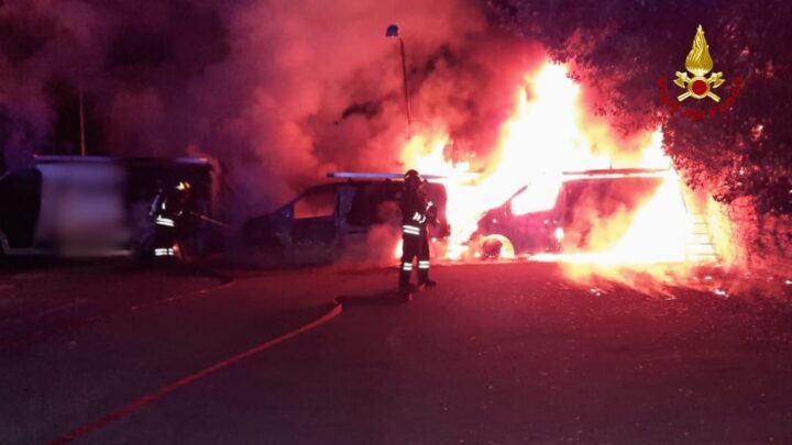 Tre furgoni distrutti da incendio a Cisterna di Latina, indagini per risalire a cause