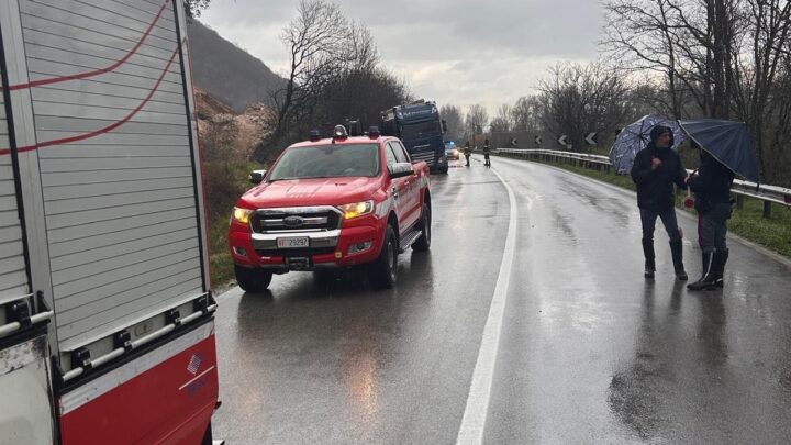 Tir  fuori strada tra Sesto Campano e Presenzano, da poco riaperta la SS 85