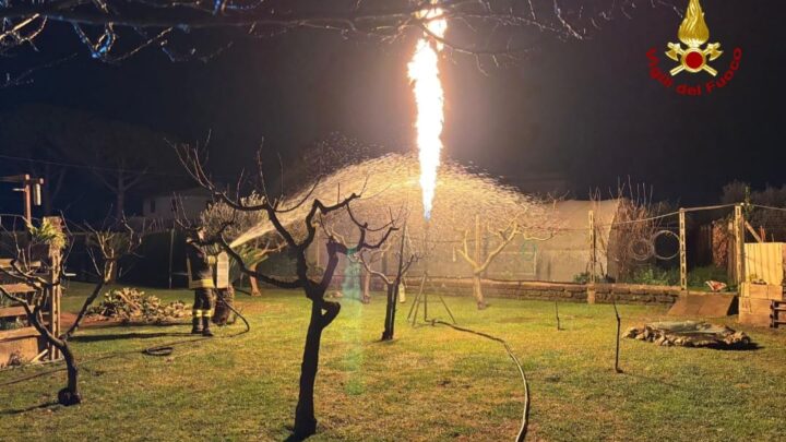 Incendio rimessa agricola ad Aprilia, evacuata area per timori esplosione bombola gpl