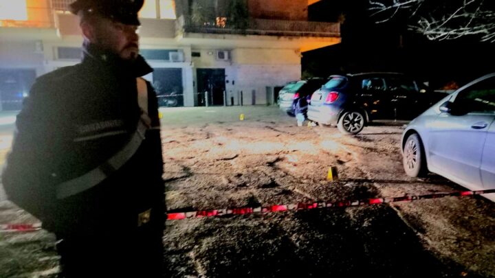 In 4 stavano rapinando una donna in casa a Roma Nord, guardia giurata spara a 24enne, si cercano complici