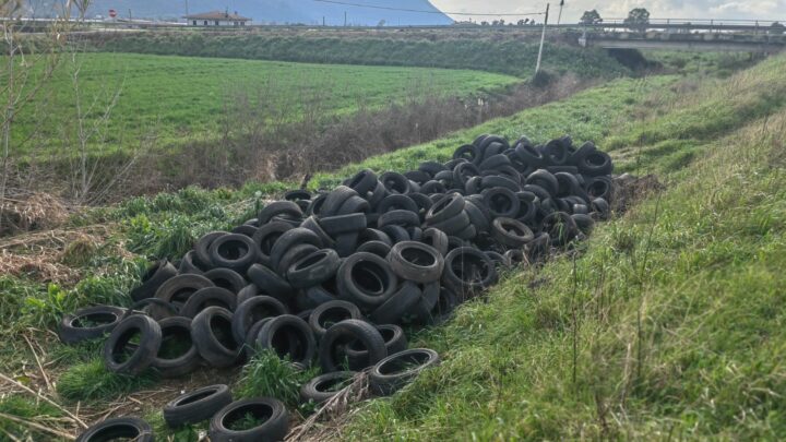 Guardie ittiche denunciano, discarica di pneumatici lungo il fiume Amaseno a Terracina