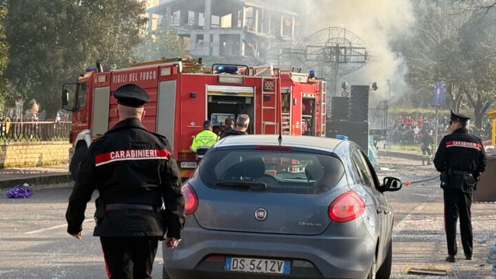 Carro allegorico in fiamme al Canevale di Pontecorvo, ferito un ragazzino
