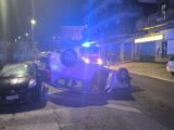 Incidente stradale in via Di Biasio a Cassino, auto si ribalta. Feriti gli occupanti