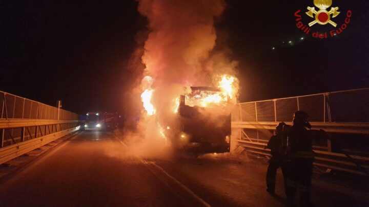 Bus in fiamme sulla ss650 a Chiauci