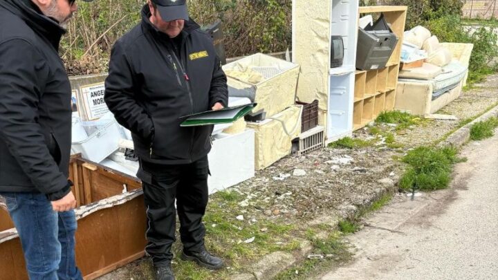 Pontone: “Deposito di rifiuti ingombranti prenotazione e deposito la sera prima del ritiro, come da regolamento”
