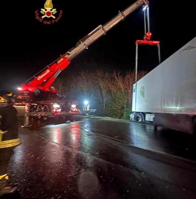 Incidente stradale a San Pietro Infine nella notte, Vigili del Fuoco intervengono con tre autogru Incidente stradale a San Pietro Infine nella notte, Vigili del Fuoco intervengono con tre autogru