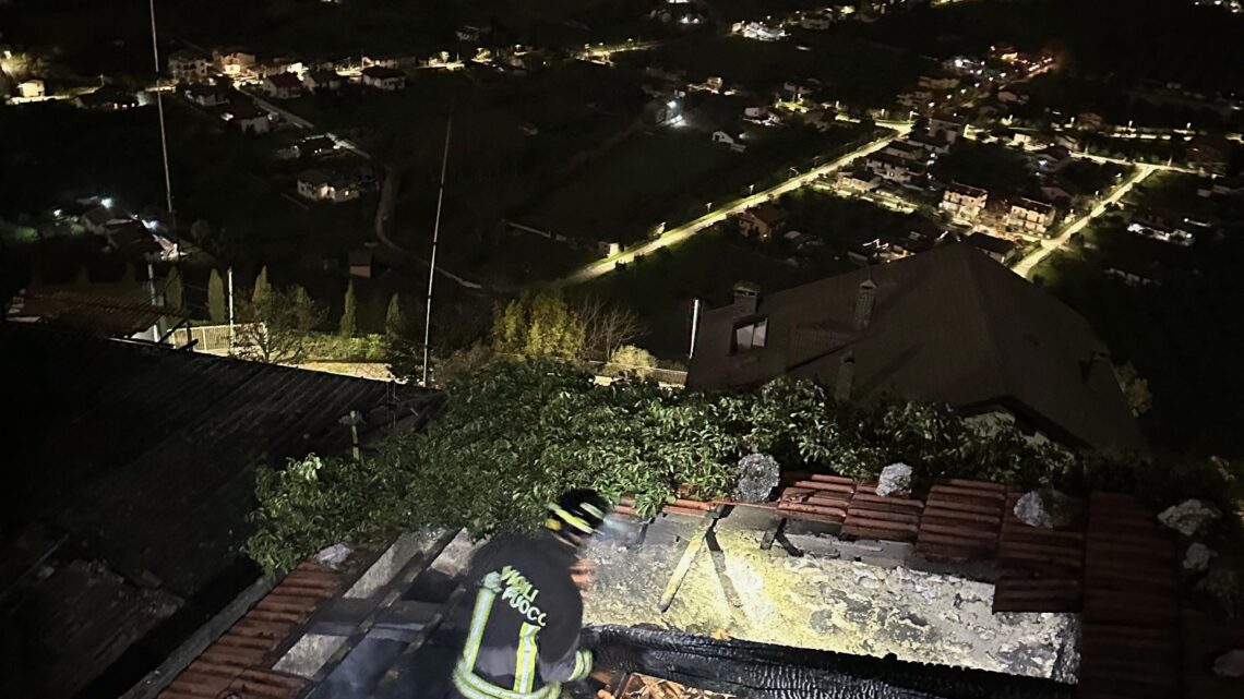 Tetto in fiamme nel centro storico di Monteroduni, difficoltà di accesso dei soccorritori Tetto in fiamme nel centro storico di Monteroduni, difficoltà di accesso dei soccorritori