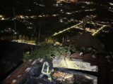Tetto in fiamme nel centro storico di Monteroduni, difficoltà di accesso dei soccorritori