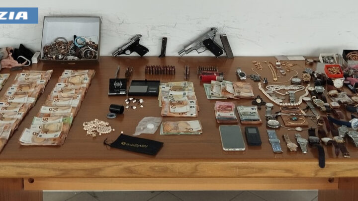 Oltre 53 mila euro in contanti, droga, gioielli, orologi e due pistole, arrestata 41enne