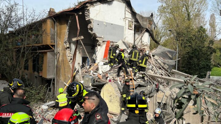 Roma: esplode palazzina in via Vitellia, uomo sotto le macerie, si lavora per salvarlo