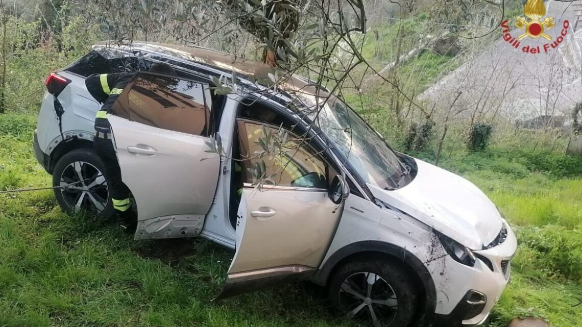 Anagni – Finisce in un burrone con la propria autovettura, 78enne salvato dai Vigili del Fuoco Anagni – Finisce in un burrone con la propria autovettura, 78enne salvato dai Vigili del Fuoco