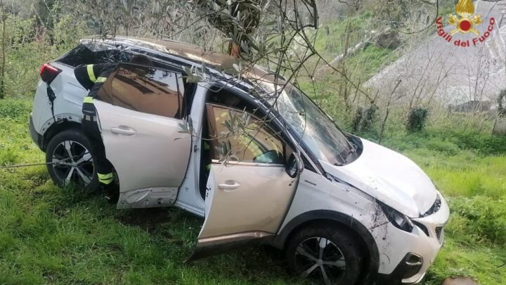 Anagni – Finisce in un burrone con la propria autovettura, 78enne salvato dai Vigili del Fuoco