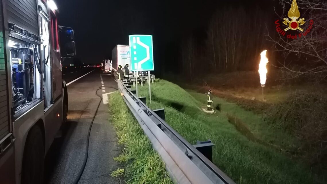 Ferentino – Fuoriuscita GNL da un camion in transito in autostrada, in corso operazioni di bonifica dei Vigili del Fuoco Ferentino – Fuoriuscita GNL da un camion in transito in autostrada, in corso operazioni di bonifica dei Vigili del Fuoco