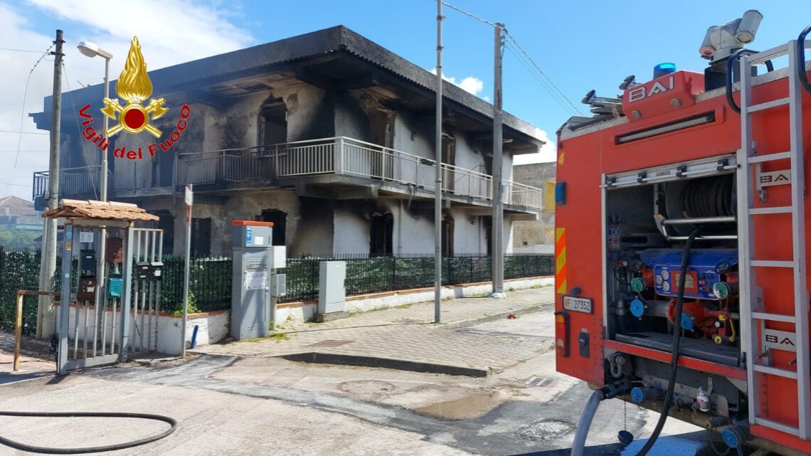 Incendio devasta Villetta a Castel Volturno Incendio devasta Villetta a Castel Volturno