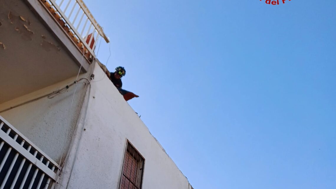 Crolla muro di una villetta a Castel Volturno: quattro feriti, uno grave Crolla muro di una villetta a Castel Volturno: quattro feriti, uno grave