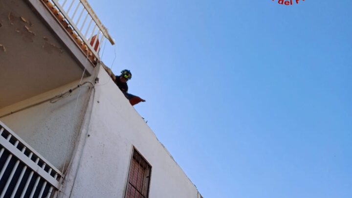 Crolla muro di una villetta a Castel Volturno: quattro feriti, uno grave