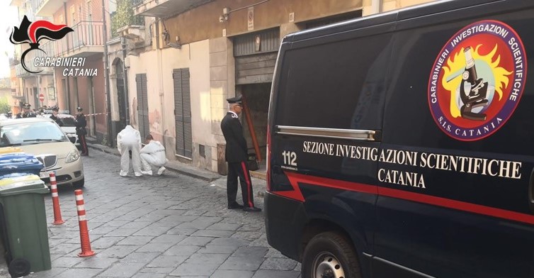 Bimba lanciata dal balcone nel catanese, madre in stato di fermo per omicidio, affetta da crisi post parto Bimba lanciata dal balcone nel catanese, madre in stato di fermo per omicidio, affetta da crisi post parto