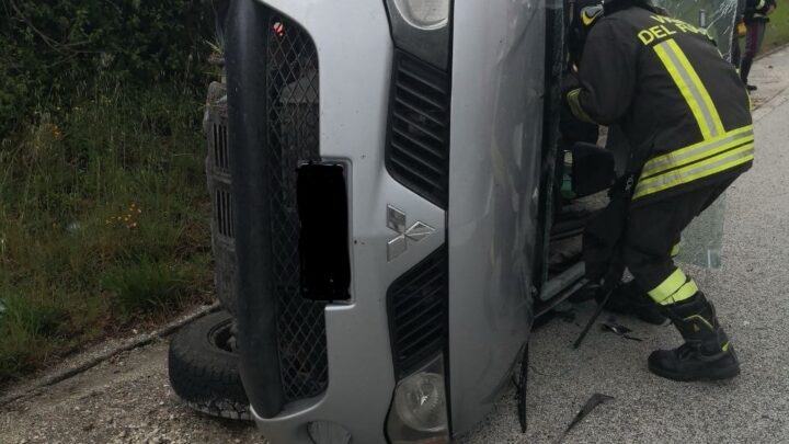 Pesche – Paura al bivio per Pesche: coppia intrappolata nell’auto dopo un incidente