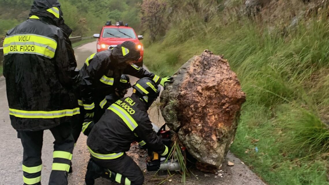 Conca Casale, masso sulla strada rimosso dai Vigili del Fuoco Conca Casale, masso sulla strada rimosso dai Vigili del Fuoco