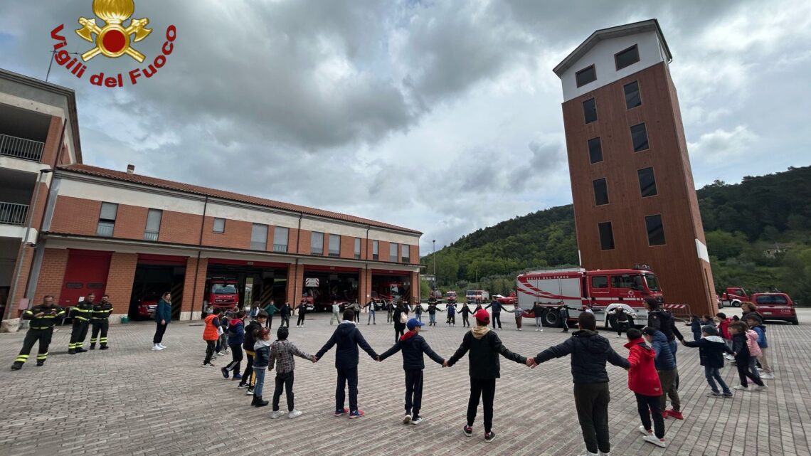 Gli alunni della scuola primaria di Pietracatella in vista al Comando Provinciale dei Vigili del Fuoco di Isernia Gli alunni della scuola primaria di Pietracatella in vista al Comando Provinciale dei Vigili del Fuoco di Isernia