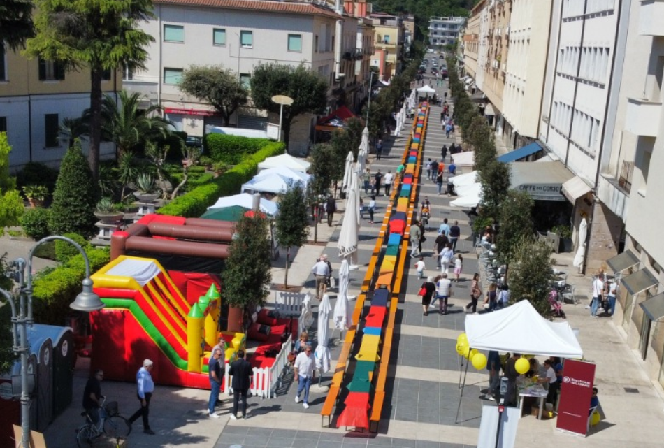 A Cassino la solidarietà si fa anche a “Tavola” lungo Corso della Repubblica A Cassino la solidarietà si fa anche a “Tavola” lungo Corso della Repubblica