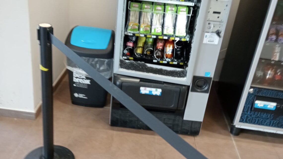 Visita notturna dei ladri alla sede Inps di Cassino, svaligiato distributore automatico di merendine Visita notturna dei ladri alla sede Inps di Cassino, svaligiato distributore automatico di merendine