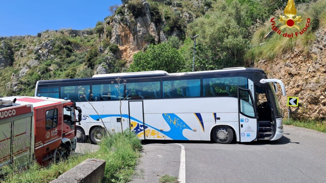 Latina – Bus incastrato sui tornanti di Norma, intervengono i Vigili del Fuoco Latina – Bus incastrato sui tornanti di Norma, intervengono i Vigili del Fuoco