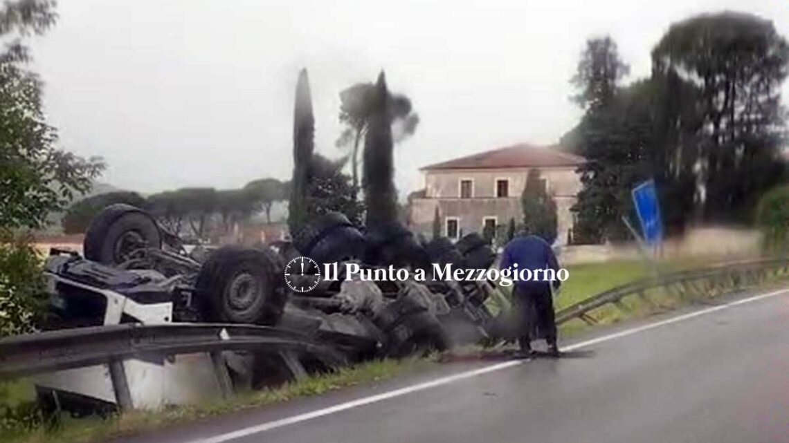 Tir si ribalta sulla Venafrana a San Pietro Infine Tir si ribalta sulla Venafrana a San Pietro Infine