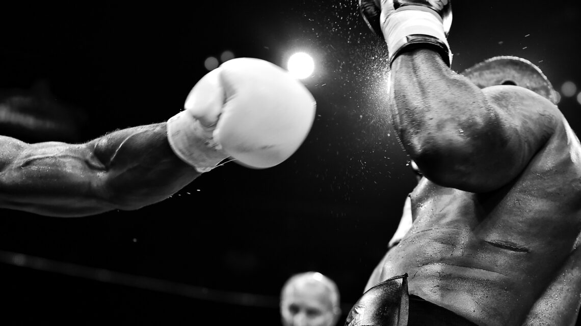 Incontro di Boxe a Latina si trasforma in rissa, pugile scende dal ring e si picchia con familiari Incontro di Boxe a Latina si trasforma in rissa, pugile scende dal ring e si picchia con familiari