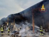 Incendio in un capannone ad Aversa, fiamme e fumo nero lungo la SP200