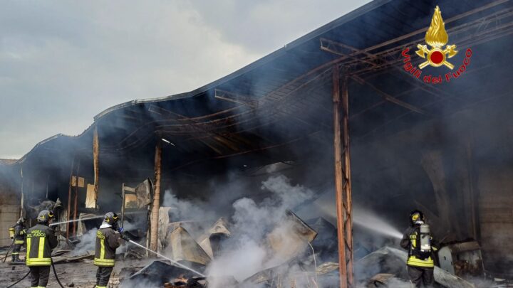Incendio in un capannone ad Aversa, fiamme e fumo nero lungo la SP200