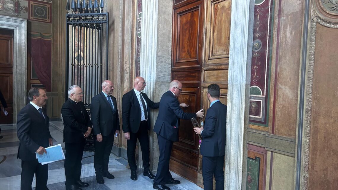 In Vaticano tutto pronto per il Conclave, chiuse le entrate del Palazzo Apostolico In Vaticano tutto pronto per il Conclave, chiuse le entrate del Palazzo Apostolico
