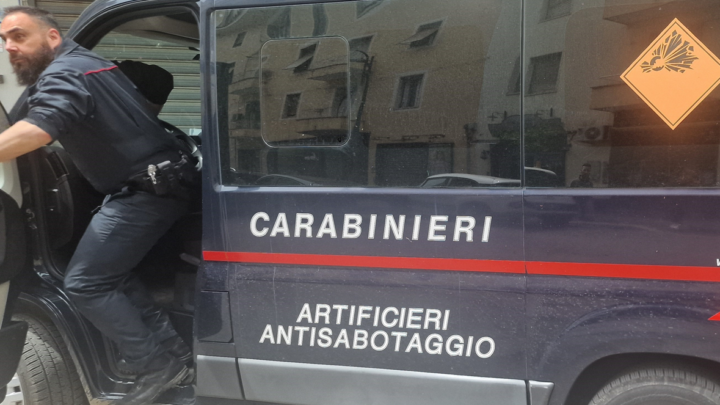 Ordigno esplosivo sul marciapiedi in centro a Latina, artificieri lo fanno brillare. Indagini in corso