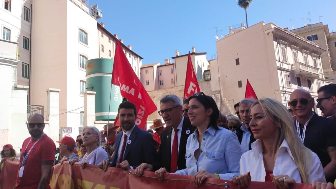 Corteo del Primo maggio al “passo” di Bella Ciao a Roma, Landini: “contro morti lavoro cambiare modello d’impresa” Corteo del Primo maggio al “passo” di Bella Ciao a Roma, Landini: “contro morti lavoro cambiare modello d’impresa”