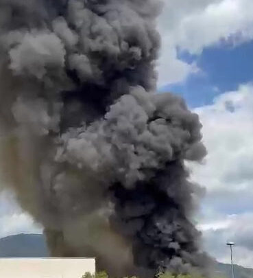 Incendio al centro commerciale Panorama di Cassino, fumo visibile a chilometri di distanza, evacuato l’edificio