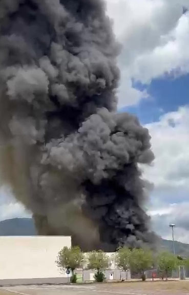 Incendio al centro commerciale Panorama di Cassino, fumo visibile a chilometri di distanza, evacuato l’edificio Incendio al centro commerciale Panorama di Cassino, fumo visibile a chilometri di distanza, evacuato l’edificio