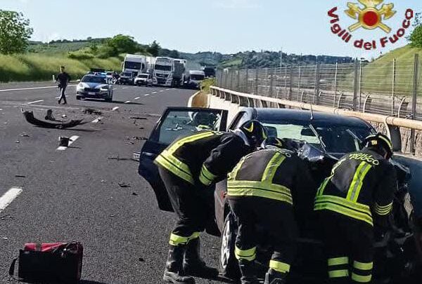 Tragedia sull’A1 a Guidonia Montecelio, un morto e un ferito grave in incidente tra auto e furgone