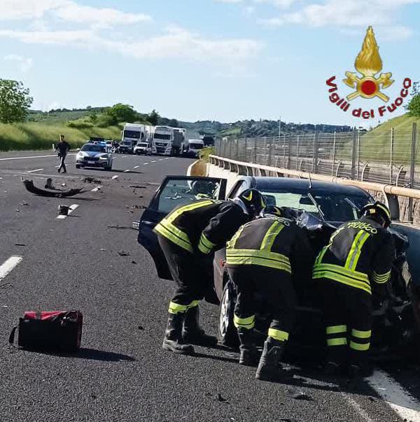 Tragedia sull’A1 a Guidonia Montecelio, un morto e un ferito grave in incidente tra auto e furgone Tragedia sull’A1 a Guidonia Montecelio, un morto e un ferito grave in incidente tra auto e furgone