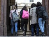 Quarantacinquenne di Frosinone, insegnante a Civitavecchia, arrestato per violenza sessuale su studentesse