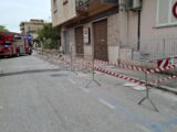 Crollo di calcinacci dalla facciata di un edificio in via Arigni. Sul posto polizia locale e vigili del fuoco