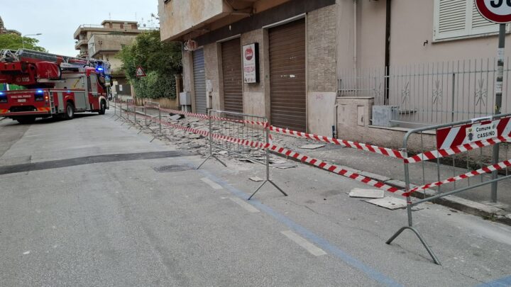Crollo di calcinacci dalla facciata di un edificio in via Arigni. Sul posto polizia locale e vigili del fuoco