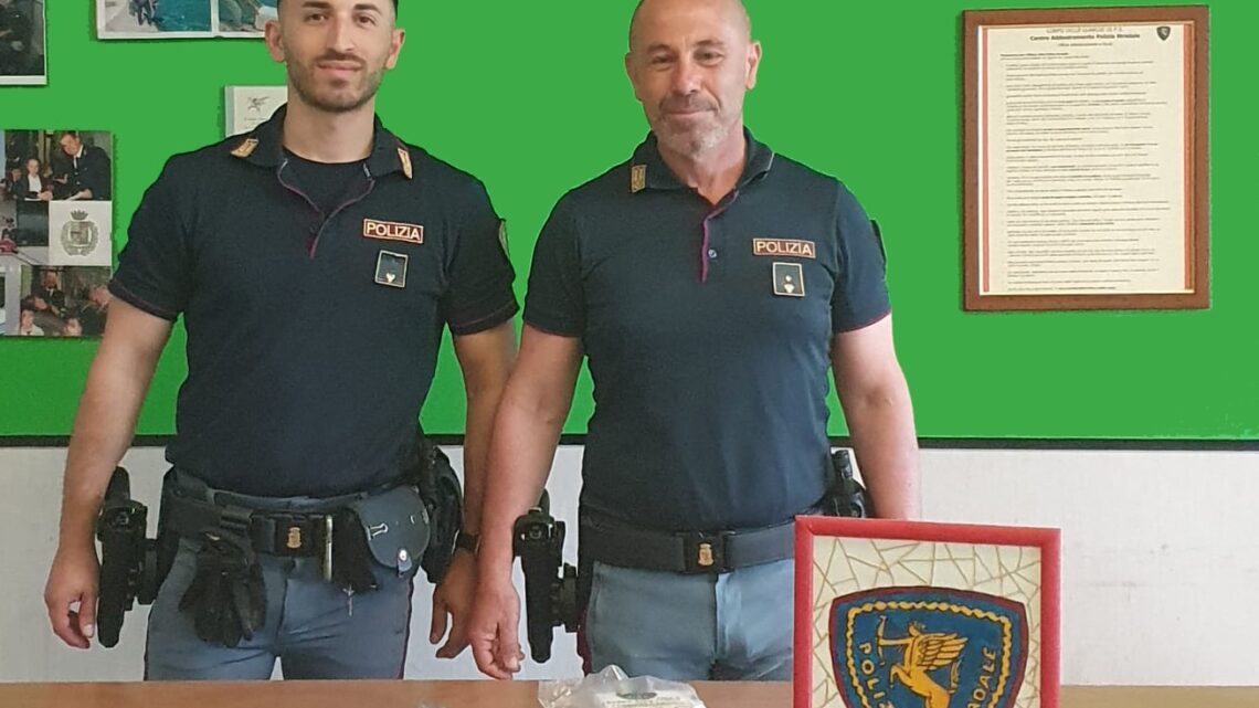 Fermata sulla Salaria con oltre due chili di hashish, arrestata