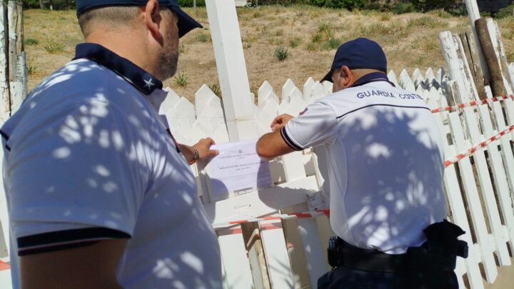Staccionate per occupare spiagge libere e pesce pericoloso nei ristoranti, a Gaeta scattano i  sequestri