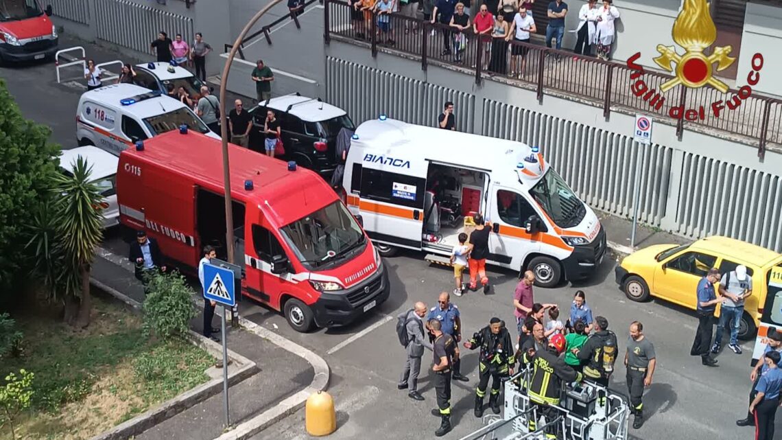 Incendio appartamento a Cinecittà, portate in salvo 20 persone, alcune intossicate Incendio appartamento a Cinecittà, portate in salvo 20 persone, alcune intossicate