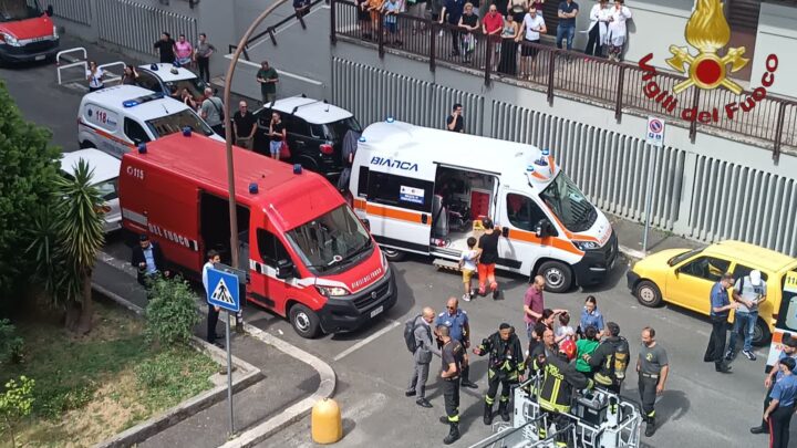 Incendio appartamento a Cinecittà, portate in salvo 20 persone, alcune intossicate
