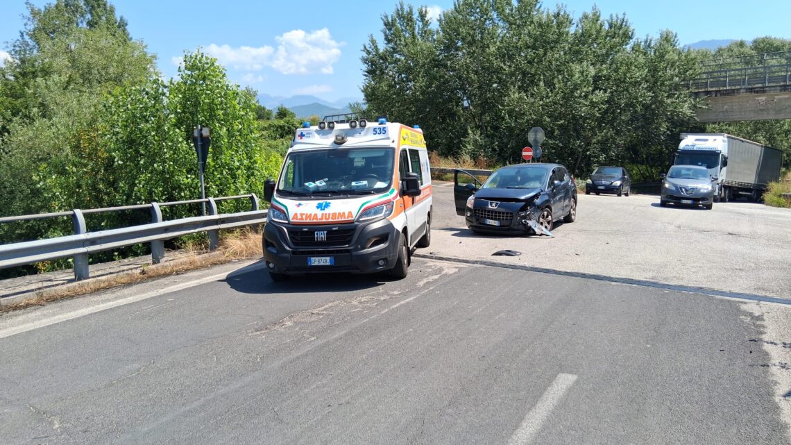 Incidente stradale a Cassino, due feriti nello scontro di Mercedes e Peugeot Incidente stradale a Cassino, due feriti nello scontro di Mercedes e Peugeot